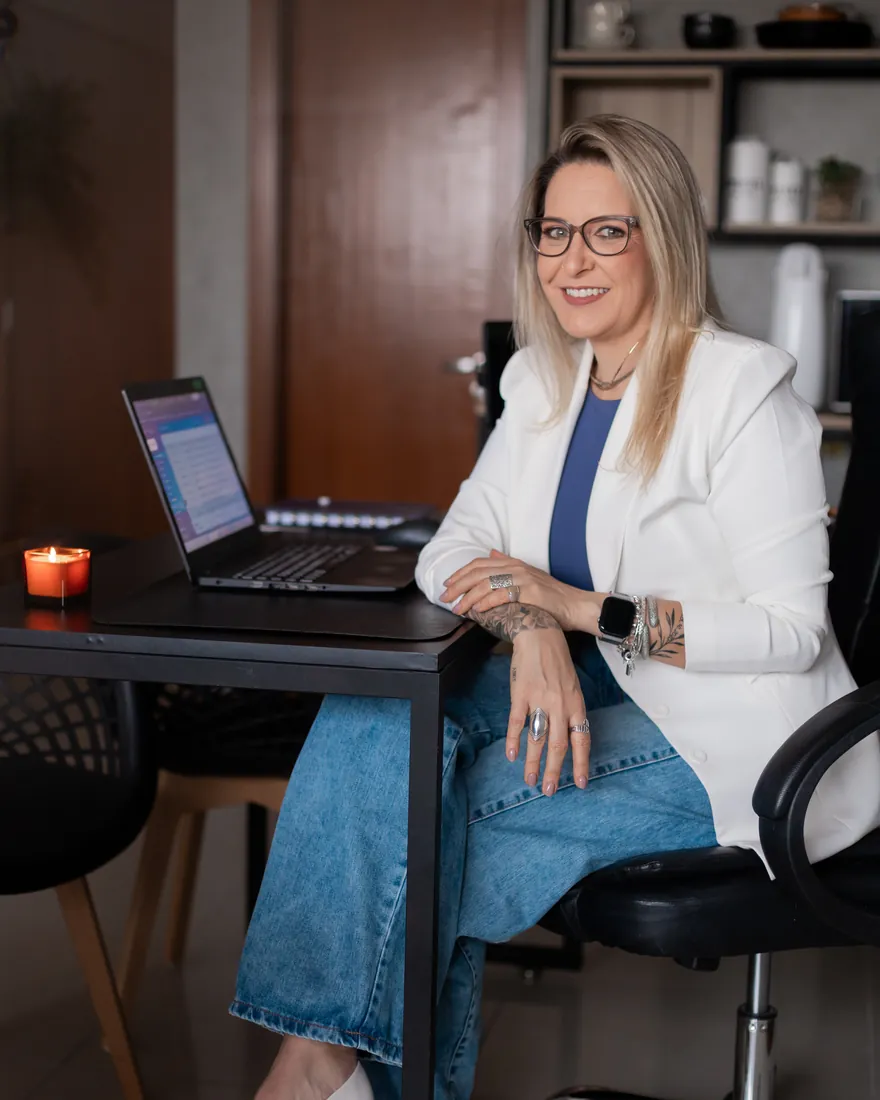 Renatta Höher trabalhando na mesa do escritório