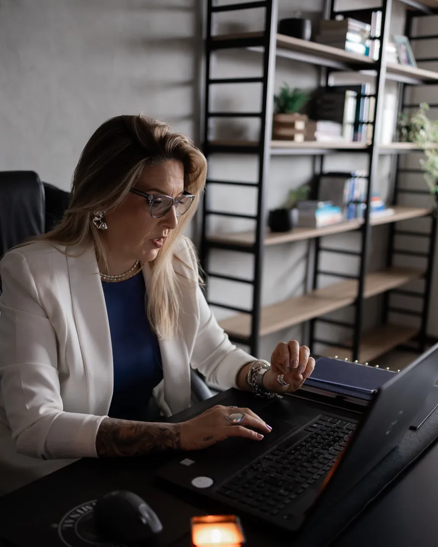 Renatta Höher analisando um processo no computador